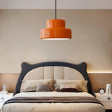 Bauhaus Living – Orangefarbene Pendelleuchte