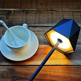PolyGlow – LED-Tischlampe mit Sechskant-Design